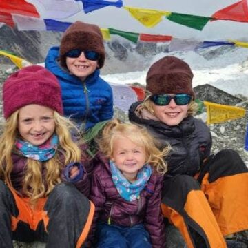 Drumeție periculoasă în munții Everest pentru o familie cu patru copii. Cel mai mic are doar 2 ani