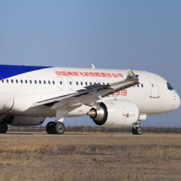 VIDEO. China vrea să cucerească cerul cu C919, primul avion de „design național” care a făcut zborul inaugural