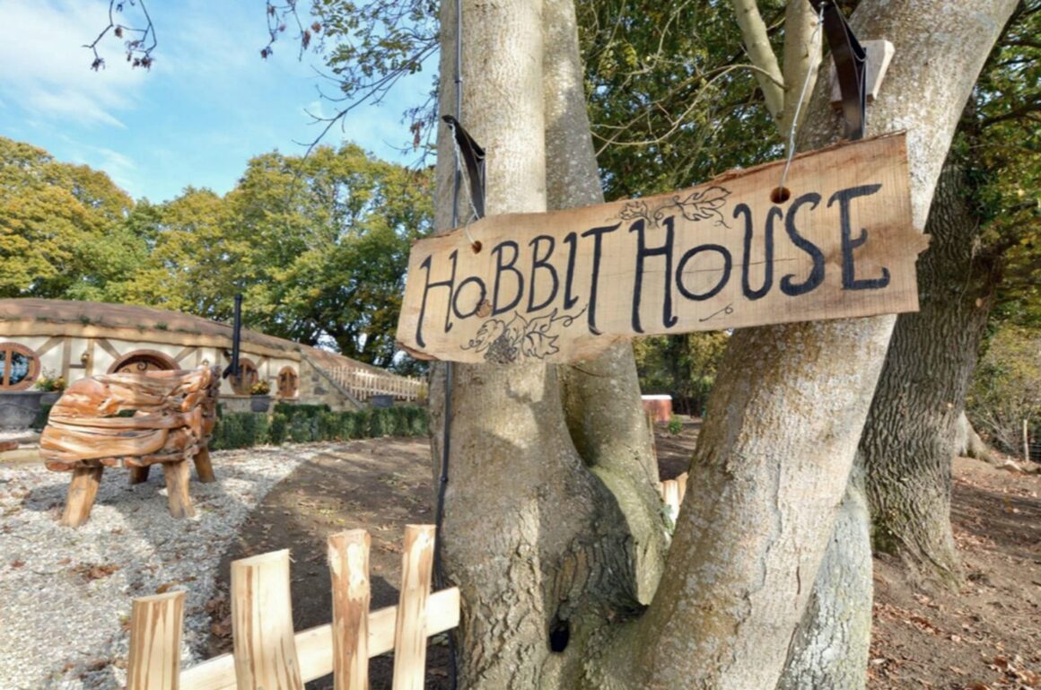 FOTO. Patru surori construiesc primul sat în stil „hobbit” din sudul Europei în care poți trăi și tu