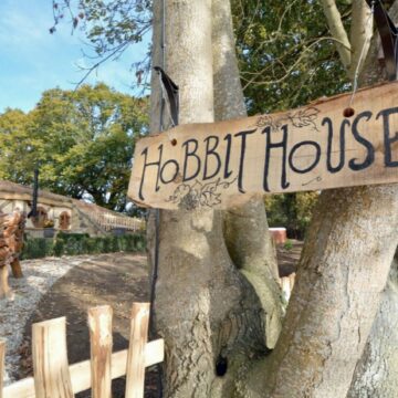FOTO. Patru surori construiesc primul sat în stil „hobbit” din sudul Europei în care poți trăi și tu