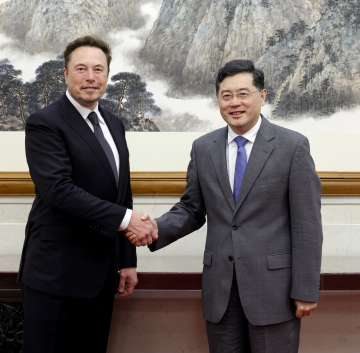 Elon Musk s-a întâlnit la Beijing cu ministrul de externe al Chinei. Tesla va construi o nouă fabrică de baterii pentru mașini electrice în Shanghai