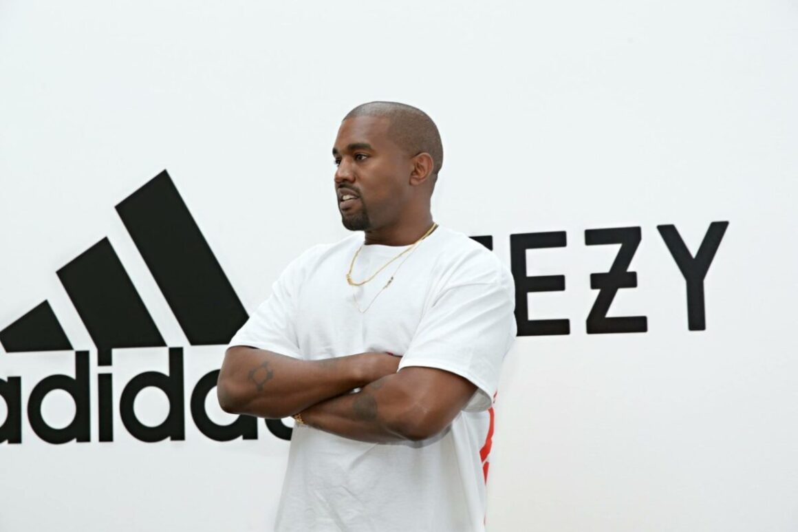 Adidas va vinde pantofii Yeezy din parteneriatul cu Kanye West. Veniturile vor ajunge la organizații care luptă împotriva antisemitismului și rasismului