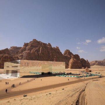 FOTO. Cea mai mare clădire acoperită cu oglinzi din lume se află în deșert