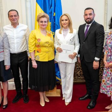 3562195648592918088999512140559238850426834n.jpg Imaginea cu Firea anunțând alianța PSD – PUSL pentru alegerile locale și poza „familiei” Băluță-Goleac-Piedone