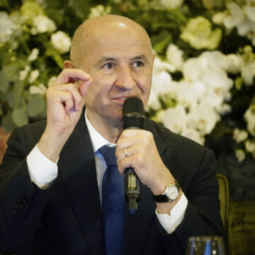 George-Copos-dezvaluiri-incendiare-Dupa-ani-de-tacere-fostul-patron-al-Rapidului-spune-adevarul-cum-a-luat-clubul-cum-i-au-fost-furate-doua-titluri-si-cum-l-a-adus-pe-Mircea-Lucescu-3-scaled.jpg cum a luat clubul, cum i-au fost „furate” două titluri şi cum l-a adus pe Mircea Lucescu!