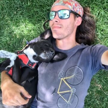 FOTO|VIDEO. Alex Sidney și cățelușa Nova pe care a găsit-o în România călătoresc în jurul lumii