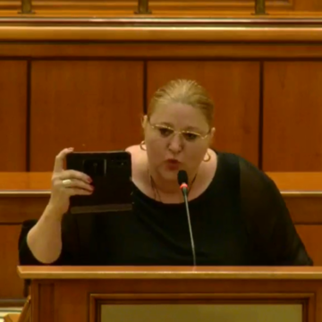 diana-sosoaca.png Alfred Simonis, Președintele Interimar Al Camerei Deputaților, După Ce Diana Șoșoacă A Spus Că A Fost Agresată și Jignită în Parlament: „Era Să Mă Mâncați, Doamnă”