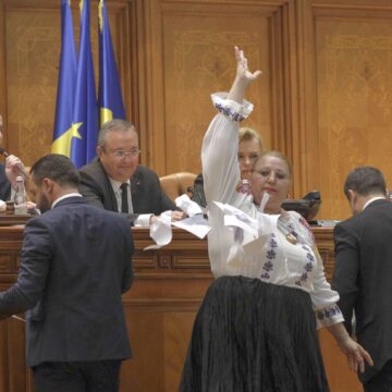 diana-sosoaca-scandal-parlament-pensii-speciale-scaled.jpg Diana Șoșoacă, Scandal La ședința în Care Parlamentarii și-au Votat Eliminarea Pensiilor Speciale. A Fluierat și A Sunat Din Clopoțel