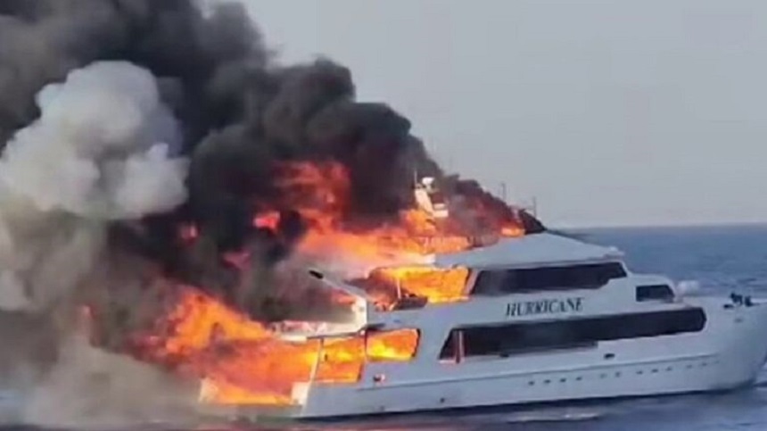 VIDEO. O navă a luat foc pe mare, în Egipt. Trei persoane sunt dispărute