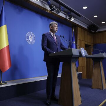 guvernsedintainst031inquamphotosoctavganea-scaled.jpg „Statul Român Nu Mai Poate Plăti Doar Pentru Ca Bugetarii Să Vină La Birou”. Primele Măsuri Anunțate De Guvernul Ciolacu