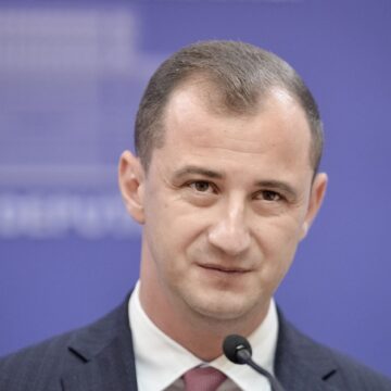 hepta5338226-scaled.jpg Sorin Muncaciu Cere Sancţionarea Lui Alfred Simonis Pentru Că A Fost „ostil și Agresiv” Cu Deputaţii AUR Care Voiau Să Intre în Audienţă La Ciolacu