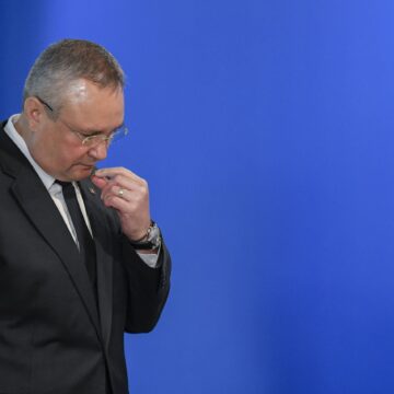 „Trădătorule! Ne Bagi în Război!”. Nicolae Ciucă, Admonestat De Către Un Bărbat în Timp Ce Mergea, Pe Jos, Alături De Liderii PNL, Spre Sediul Guvernului