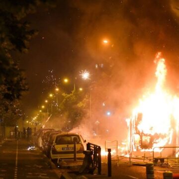 Violențe în suburbiile Parisului după ce un tânăr a fost împușcat mortal de un polițist