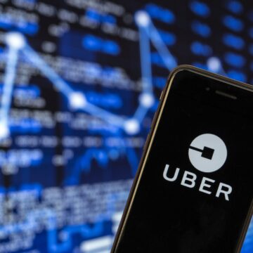 Uber introduce reclame video în aplicație. Clienții vor fi obligați să vadă reclame în timp ce-și așteaptă cursa, dar și în timpul ei
