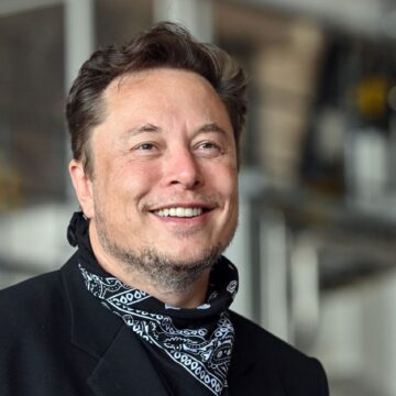 Elon Musk este din nou cel mai bogat om din lume. CEO-ul Tesla l-a depășit pe Bernard Arnault, directorul LVMH