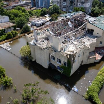 Părți din casele distruse în urma prăbușirii barajului de la Nova Kahovka au ajuns pe țărmul din Odesa, anunță un deputat ucrainean | VIDEO