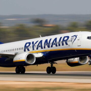 Ryanair anulează sute de zboruri în Europa. Care este cauza