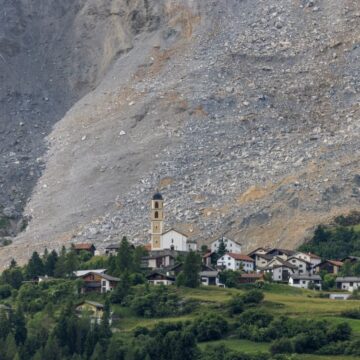Un Sat Elvețian A Scăpat La Limită Din Calea Unei Căderi Masive De Pietre