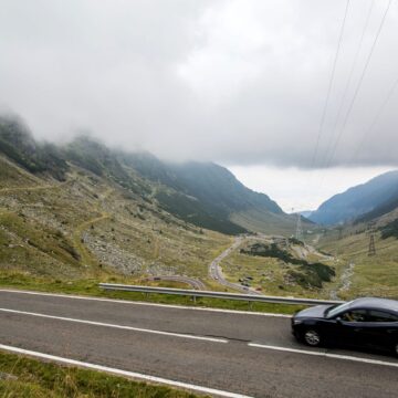 Mâine se deschide circulația rutieră pe celebrul drum Transfăgărășan. Ce avertismente a emis CNADNR pentru turiști
