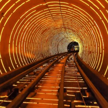 221202120153-13-amazing-tunnels-bund-sightseeing-tunnel.jpg Topul celor mai spectaculoase tuneluri din lume