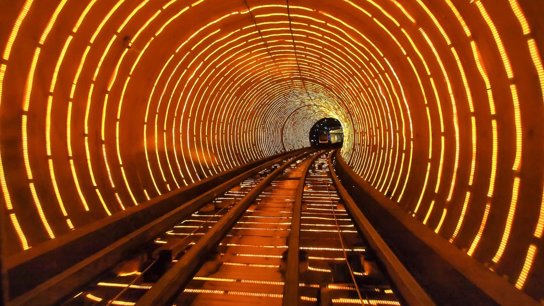 Topul celor mai spectaculoase tuneluri din lume