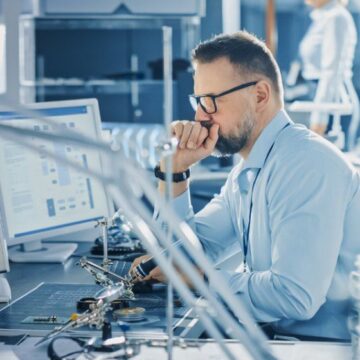 Un IT-ist din Bacău poate câștiga cât unul din Silicon Valley