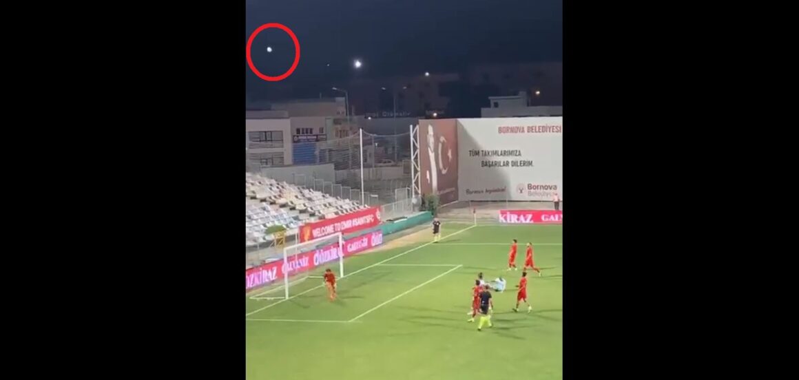 Așa ceva mai rar: fotbalistul din naționala Angliei a trimis mingea peste stadion din penalty! Comentatorii au luat-o razna când au văzut execuția: „Credea că e lovitură liberă”
