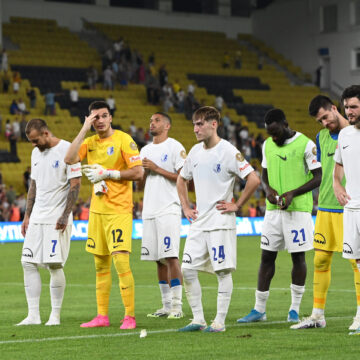 Moment-socant-in-timpul-umilintei-de-la-Tiraspol-Tatal-fotbalistului-de-la-Farul-l-a-atacat-direct-pe-Gica-Hagi-si-i-a-strigat-din-tribune-scaled.jpg „Mor aici! Bagă-l și pe el. Ce ai cu el? Plânge copilul acasă. Gata, plecăm din România”