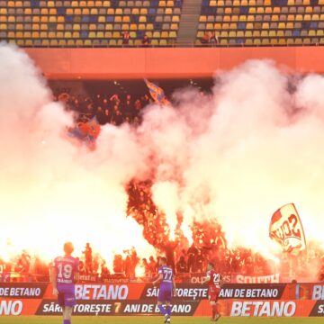 Presiune-pe-oficialii-de-la-CSA-Steaua.jpg Fanii Stelei au dus un coșciug și o cruce cu FCSB în Ghencea