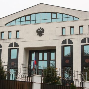 Ambasada Rusiei la Chişinău își suspendă temporar serviciile consulare, la câteva zile după expulzarea masivă de diplomaţi ruşi