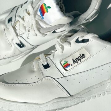 O pereche de pantofi sport Apple, făcută la comandă doar pentru angajați în anii 1990, este scoasă la licitație pentru suma de 50.000 de dolari
