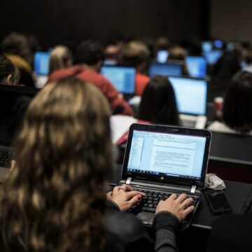 România are un deficit de 25.000 de IT-iști. Ce soluții găsesc angajatorii pentru aceste joburi