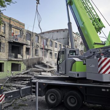 hepta7200334-scaled.jpg „Vrem Să Trăim Lângă Mare”. Rușii Cumpără Locuințe în Mariupolul Ocupat și Distrus. Cât Costă O Astfel De Proprietate
