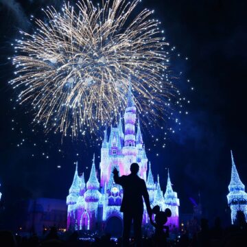 Walt Disney este acuzat că plătește angajatele cu aproximativ 2% mai puțin decât omologii bărbați