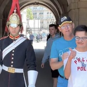 Gestul Emoționant Al Unui Soldat Din Garda Regală Britanică Pentru Un Tânăr Bolnav: „I-a Făcut Cea Mai Mare Bucurie”