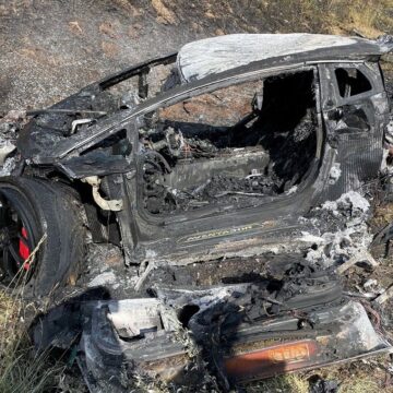 Lamborghini Aventador Făcut Scrum într-un Accident La Peste 200 Km/h, Pe O Autostradă Din Germania. Șoferul și Pasagerul Au Scăpat Cu Viață