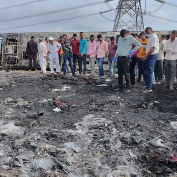 profimedia-0786439148.jpg Cel puțin 25 de persoane au murit în India, după ce un autobuz a luat foc în urma unui accident