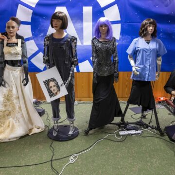 Roboții Echipați Cu Inteligență Artificială Afirmă Că Pot Conduce Lumea Mai Bine Decât Oamenii