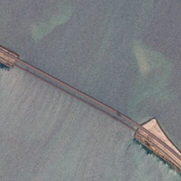 Imagini din satelit arată distrugerile suferite de podul Kerci în urma atacului cu drone navale efectuat de ucraineni