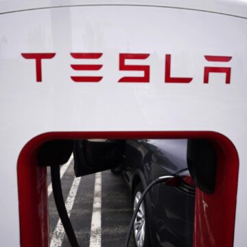 Concurența Tesla crește. Un grup de producători auto se unesc într-o nouă companie de încărcătoare electrice