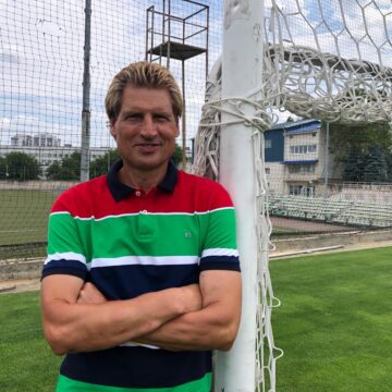 ”Glumeam cu colegii în vestiar că ne putem lăsa de fotbal”