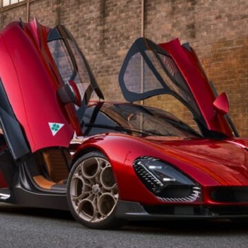 Alfa Romeo dezvăluie noul model 33 Stradale. Mașina are jante aurii și uși escamotabile de tip fluture