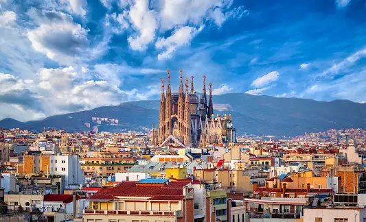 Cum să te bucuri de Barcelona de la înălțime? Vara asta, marile hoteluri și-au pregătit piscina de pe acoperiș