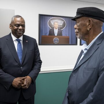 Morgan Freeman, în Vizită La Pentagon. Ce A Discutat Actorul Cu Secretarul American Al Apărării