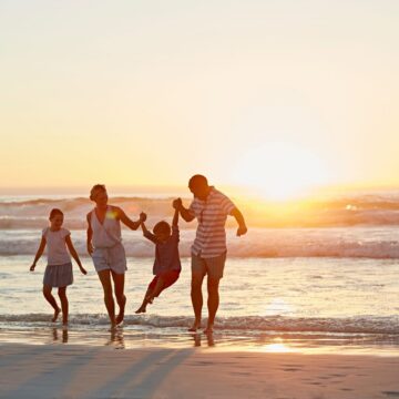 familii-scaled.jpeg Destinații turistice pentru vacanța cu familia. Care sunt cele mai bune plaje, cu activități pentru toți membrii