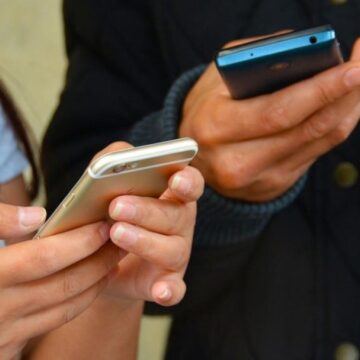 Autoritățile din China vor să limiteze utilizarea telefonului la două ore pe zi pentru minori. Acțiunile companiilor tech intră în declin pe bursă