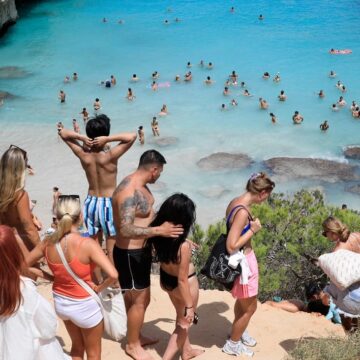 profimedia-0794975618.jpg „Atenție, Cad Pietre” și „sunt Meduze Periculoase”. Spaniolii încearcă Să Alunge Turiștii De Pe Plaje Cu Afișe Cu Probleme False