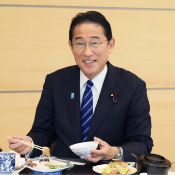 „Foarte Bun, Sigur și Delicios”. Premierul Nipon Mănâncă și Promovează, într-un Videoclip, Pește Pescuit La Fukushima