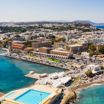 rhodos.jpg Turiștii care au fugit de incendiile de pe insula Rhodos vor primi o săptămână gratuită de vacanţă în primăvara sau toamna viitoare