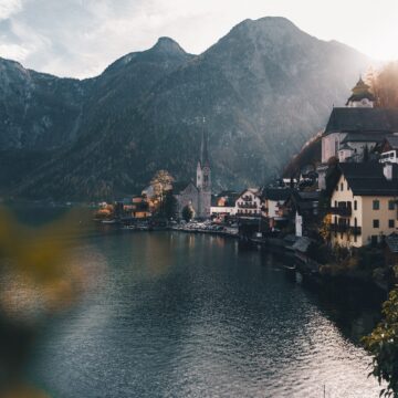 sorasak-9DgwO_ihqL0-unsplash-scaled.jpg Încă un oraș european este victima propriului succes.